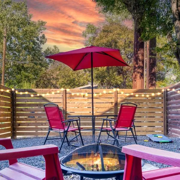 Modern 2-Story Cowboy Pool Retreat Mins to Downtown, UT Football, ACL, F1, viešbutis mieste Ostinas