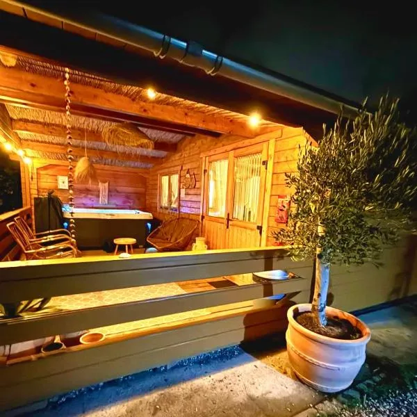 Mediterranean style chalet with jacuzzi and garden near Amsterdam, hotel v destinaci Vijfhuizen