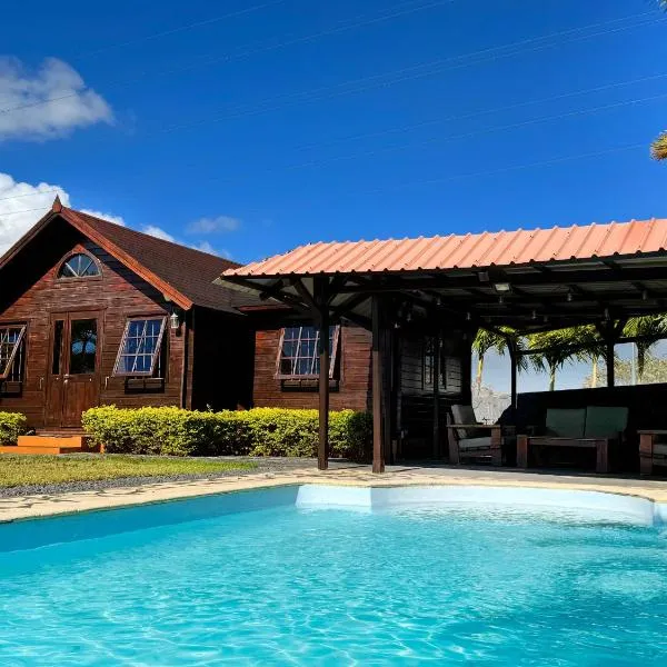 Private Chalet with pool，位于埃比尼的酒店