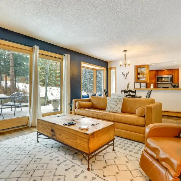 Charming Vail Condo with Patio and Mountain Views, hotel en Vail