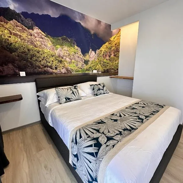 Ononui Lodge Airport, Ocean-View, Private Bathroom and Balcony, Free WiFi and Parking, On-Site Car Rental, hotel v destinaci Faaa
