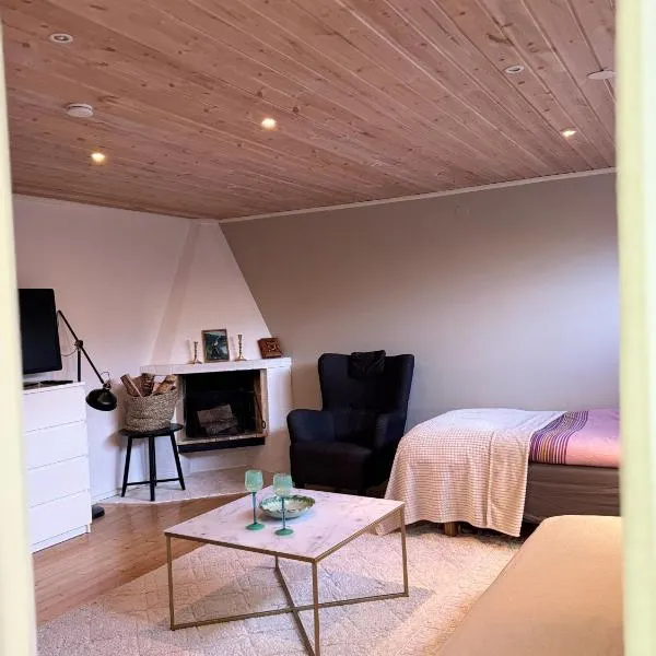 Coosy authentic swedish wooden studio apartment, 25 min to Stockholm city-Own entrance, hotel in Stockholm