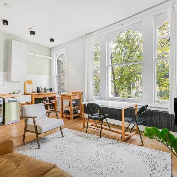 Charming and Spacious Apartment in Central Brixton, Hotel in London