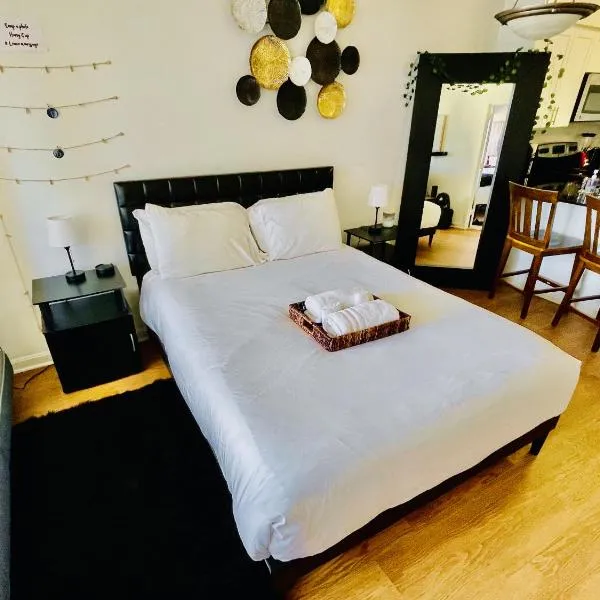 Executive Suite at Crystal City - 1BR, Metro, Gym, Pool, Sauna, 2 Queen Beds，位于阿林顿的酒店