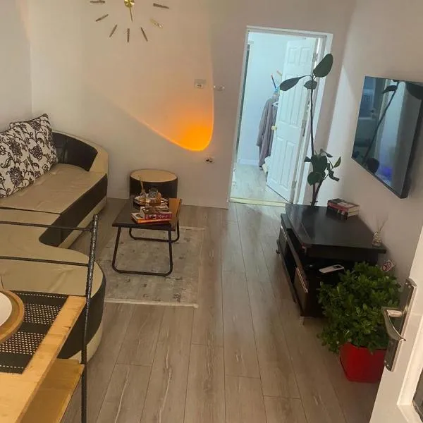 Juliette apt with private garden, hotel in Korçë