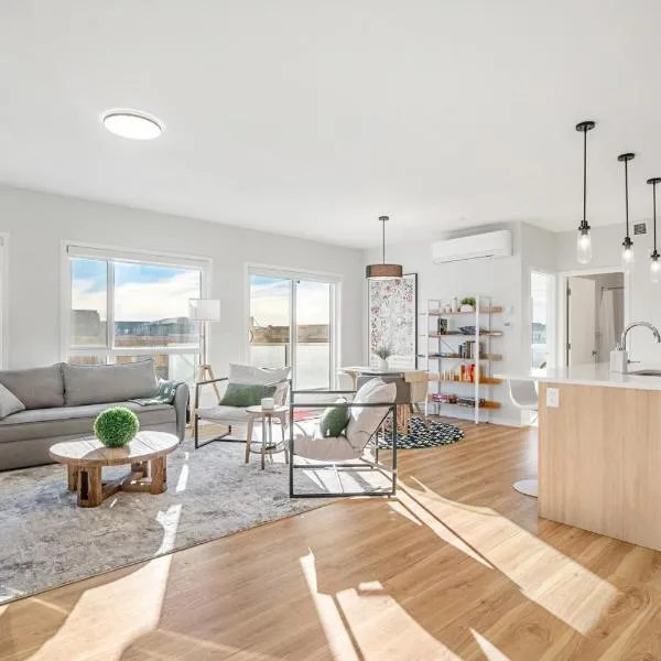Large Open Concept Luxury Apartment with AC, 70" Smart TV with Netflix, Free Underground Parking & More, hotel in Calgary