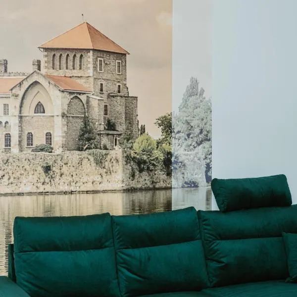 Ady54, Hotel in Tata