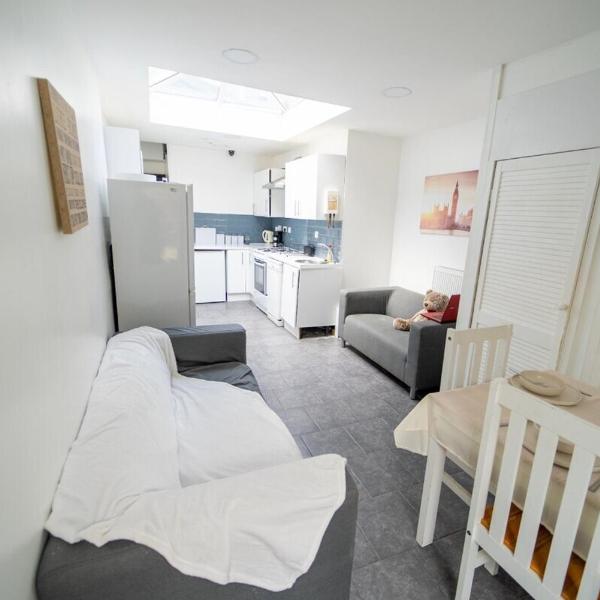Equipped Studios next to UOB and QE and close to city!, Бирмингем