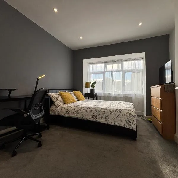 Entire house floor perfect for couples & freelancers - available for single too, hotel in London