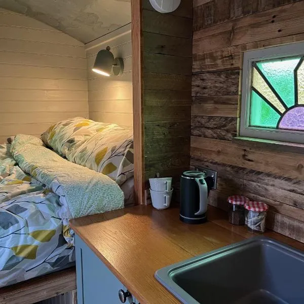 Bowhayes Farm - Camping & Glamping - Shepherd's Hut 'Pippin'、Venn Otteryのホテル