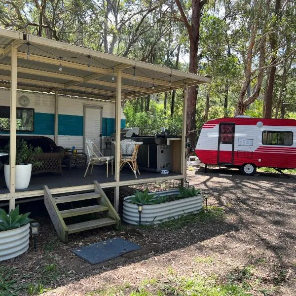 Alice & Elvis, Crescent Head, Retro Caravans with Deck, Bathroom & Outdoor Bath in a Bush Setting near the Beach, hotel in Crescent Head