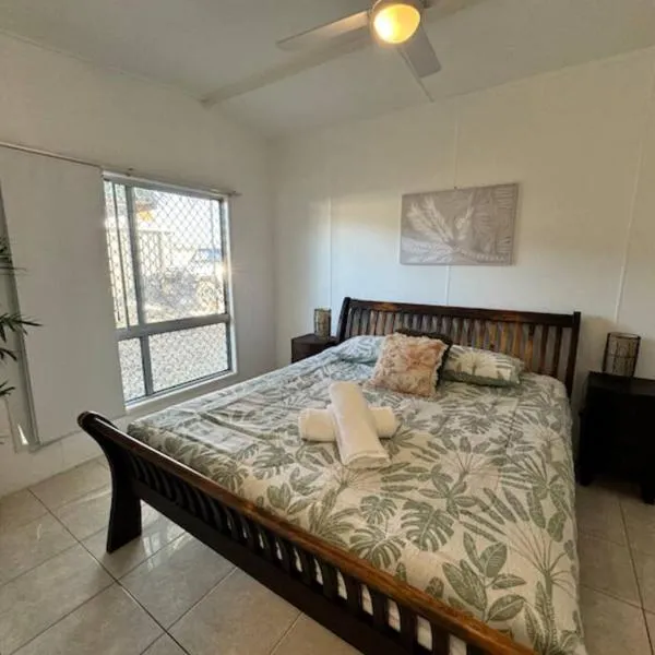 Sand Bars - Spacious, Beach, Pets, מלון בGolden Beach