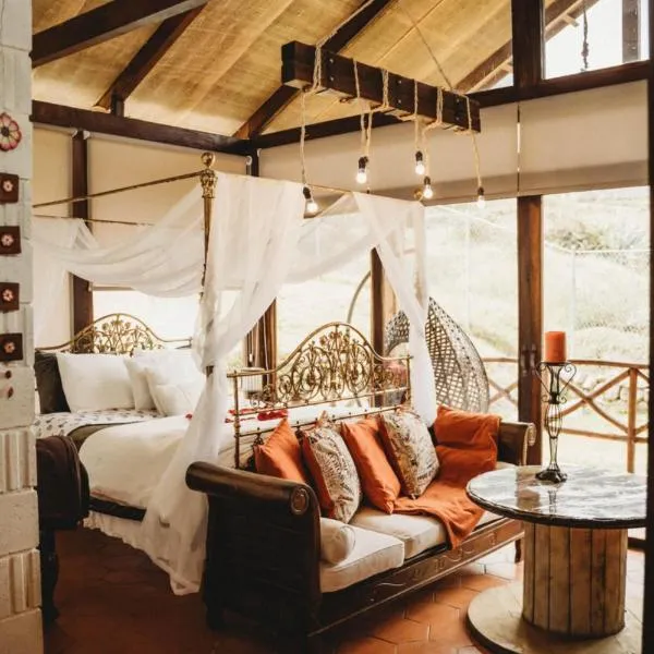 Villa Nathalie, 2 bedrooms, jacuzzi, king size bed, hammock, FIREPLACE, hotelli kohteessa Chicán