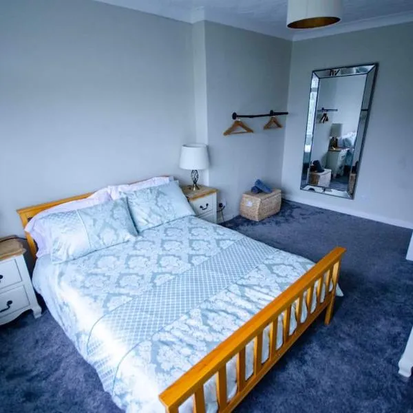 Spacious 4-Bedroom House in Glenboig, ξενοδοχείο σε Glenboig