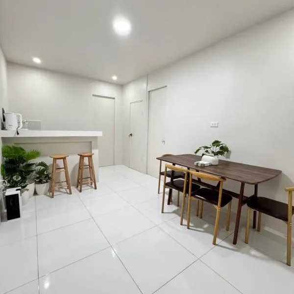 KM Suites 2BR Unit Near San Juan LU, hotel in San Fernando