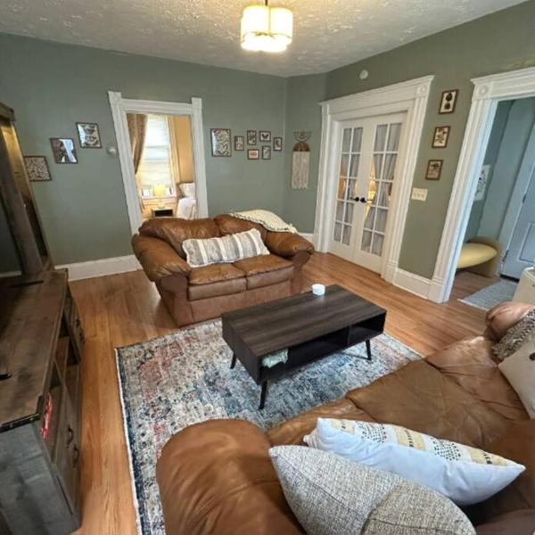 Charming 2BR Home with Office, Cleveland