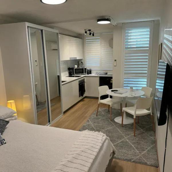 Renovated Central Studio w pool & just off Oxford St，位于悉尼的酒店
