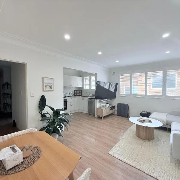 Coogee Sunrise 2 Bed Apt with Parking, Work Desks & Balcony, hotel in Sydney