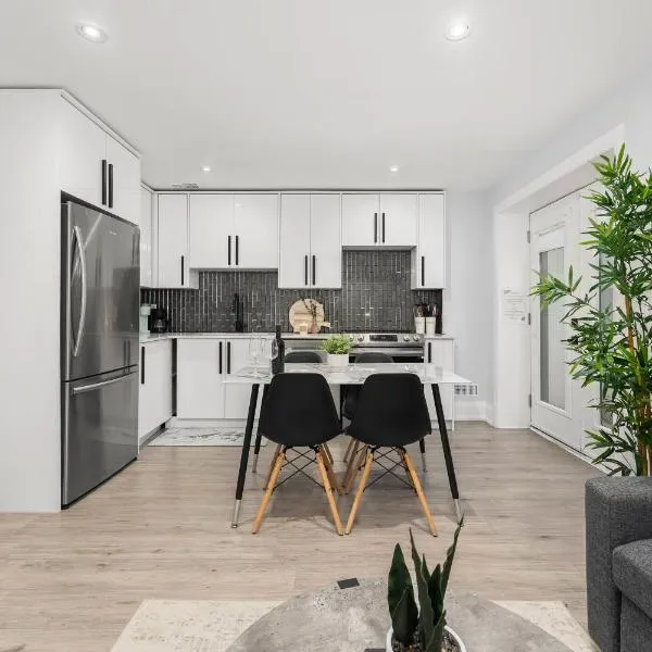 New Modern Custom Build Pool, Games, Parking & WIFI, hotel in Toronto
