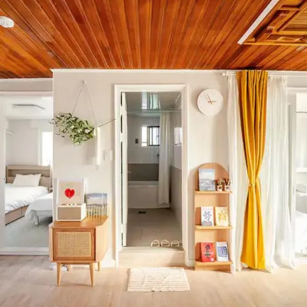 Yongsan Cozy Castle with Rooftop Garden for Families, hotel in Seoul