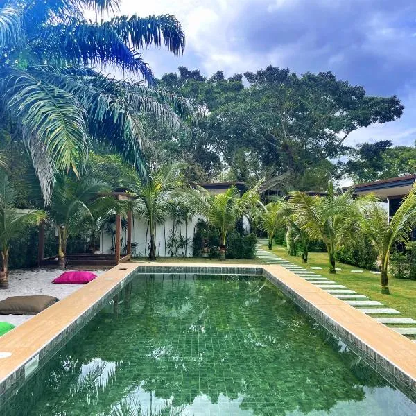 AQUA Boutique Resort & Pool, hotel in Ko Phayam