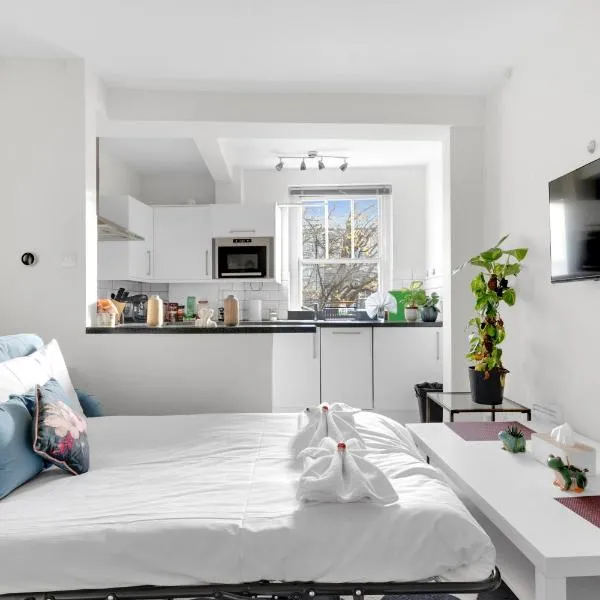 Only 1-Min to Tube, 20min to Central London, Tassimo Coffee machine, Rice Cooker, free snacks, Close to Winter Wonderland, hotel in London