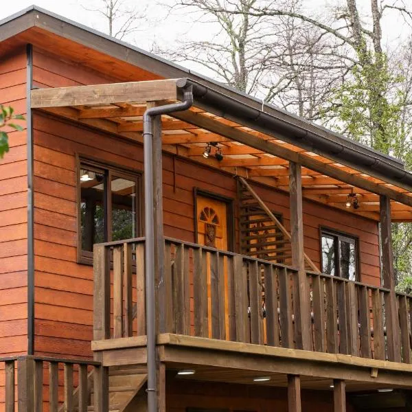 Pucón REC-Lodge Cabañas Las Bandurrias, hotel in Pucón