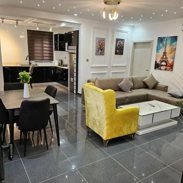 The 8 Luxury Apartments, hotel din Accra