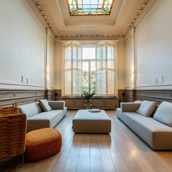 Villa Euphrosina boutique verblijf met verwarmd zwembad, sauna, vlakbij het strand van Oostende, khách sạn ở Oostende