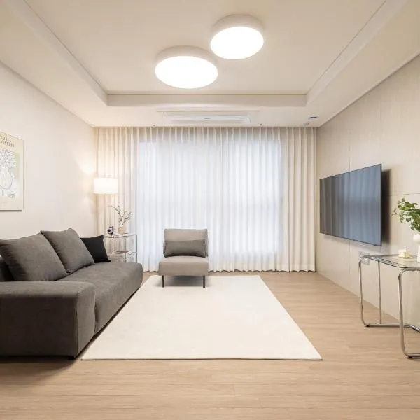 Stylish Modern Condo, 3 Bedrooms, 2 Bathrooms, 4 Air Conditioners, 65-inch TV, Laundry Machine & Dryer, hotel v Soulu