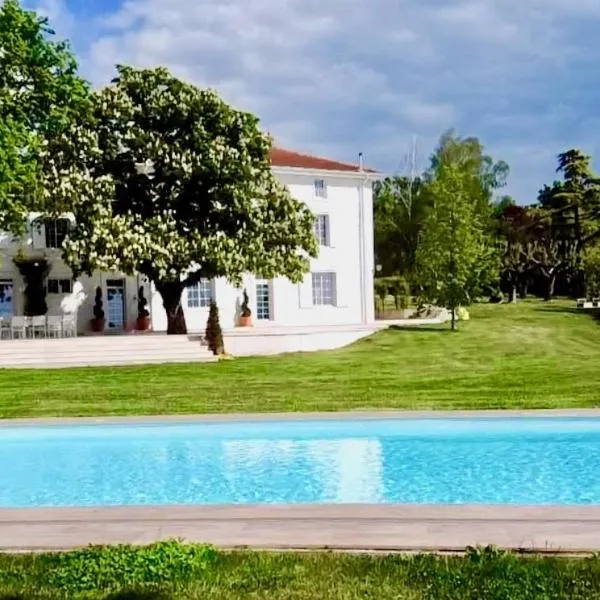 Domaine de Bonaveau - Spa & Piscine, Hotel in Barcelonne