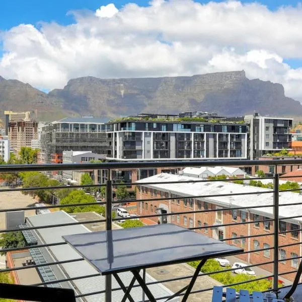Luxury Apartment with Rooftop Pool and Table Mountain views, hotel in Cape Town