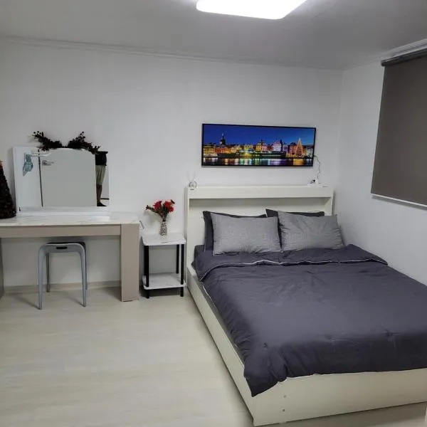 Newly renovated apartment center of Seoul #10, hotel in Seoel