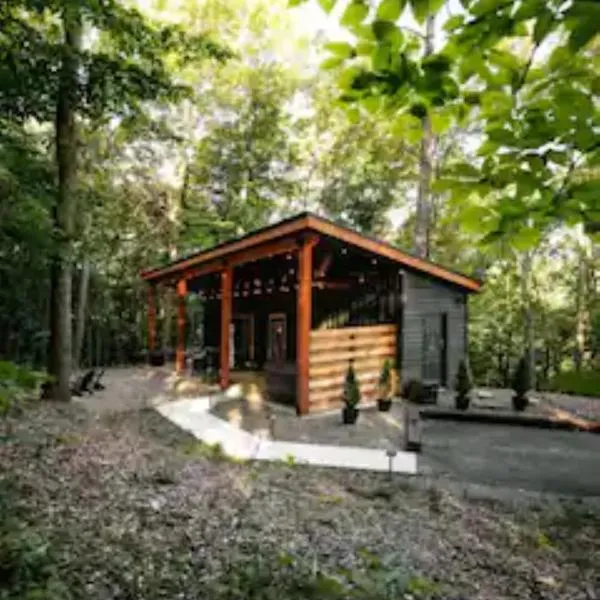 The Hillside Retreat - Cozy container home with Hot tub and Fire pit, hotel u gradu Logan