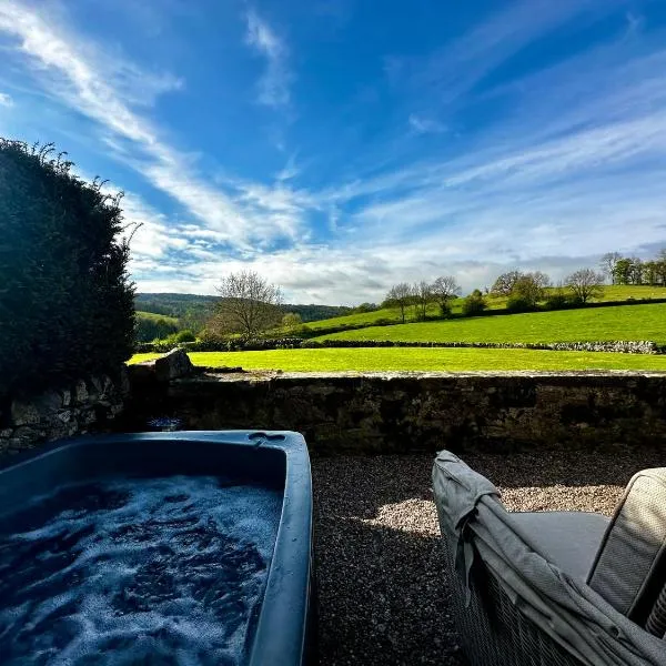 Romantic four poster Cottage private outdoor Hot Tub & Sauna at Harthill Hall plus private daily use of indoor pool and sauna 1 hour per day, ξενοδοχείο σε Stanton in Peak