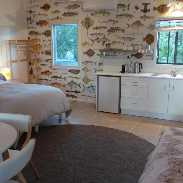 MrandMrs Fish Cabins, hótel í American River