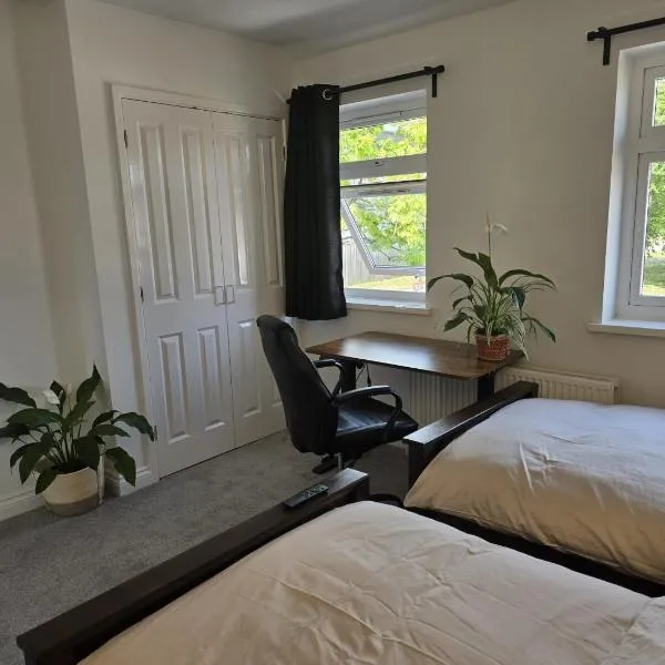 Heathrow, Hounslow, Beautiful Modern Home, hotel in Cranford