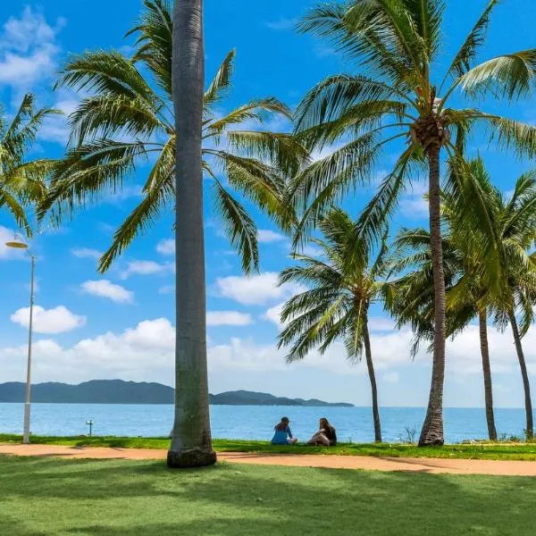 Waters Edge The Strand, hotel in Townsville