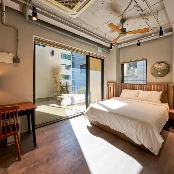 L9 Tailored Service Home near Hongik Univ Station, hotel in Seoul