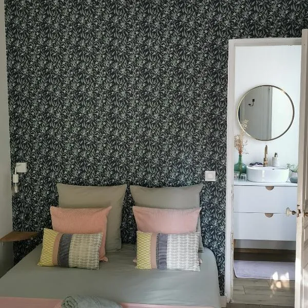 Chambre dans une dépendance La Rosette, hotel in Fontenay-sous-Bois