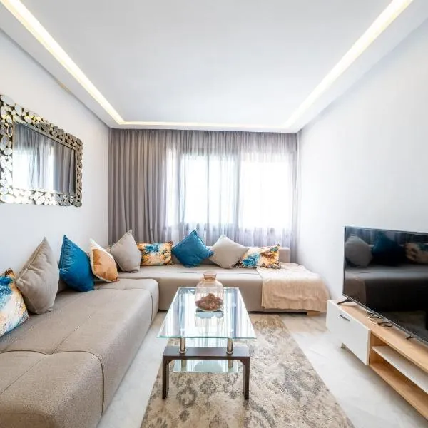 Two bedrooms sunny appartement in ain diab, hotel in Casablanca