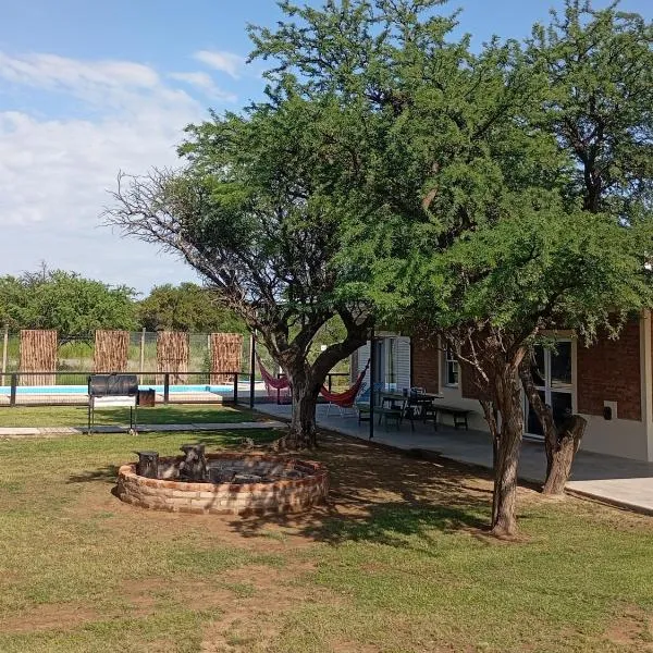 CASA quinta ""LUZ AZUL"" con pileta, galeria, calefaccion , doble aire frío calor, WIFI, hotel em Santa Rosa