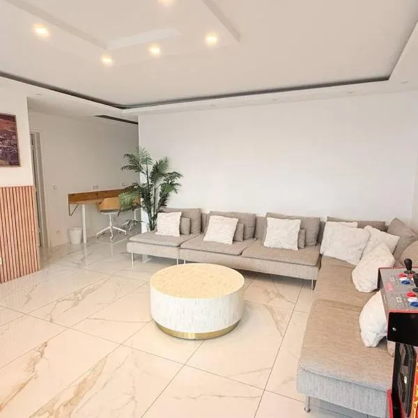Nice Apartment with amazing view of Paris with private Parking, hotel v Paříži