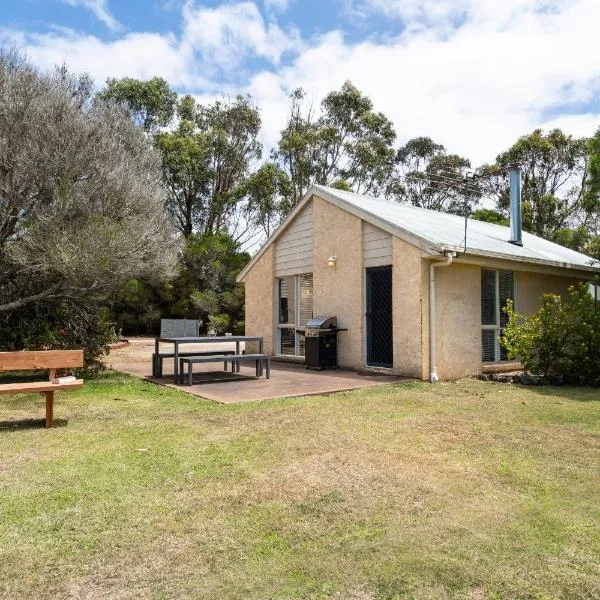 Bells Beach Cottages - Pet friendly cottage with wood heater, hotel in Torquay
