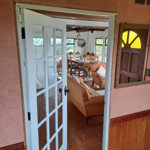 Tribal house, hotel in Río Seco