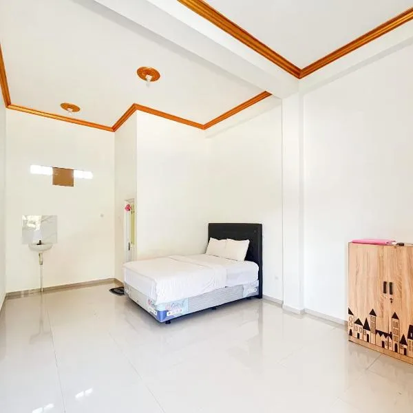 Elma Guesthouse YIA KulonProgo Yogyakarta Mitra RedDoorz, hotel in Yogyakarta