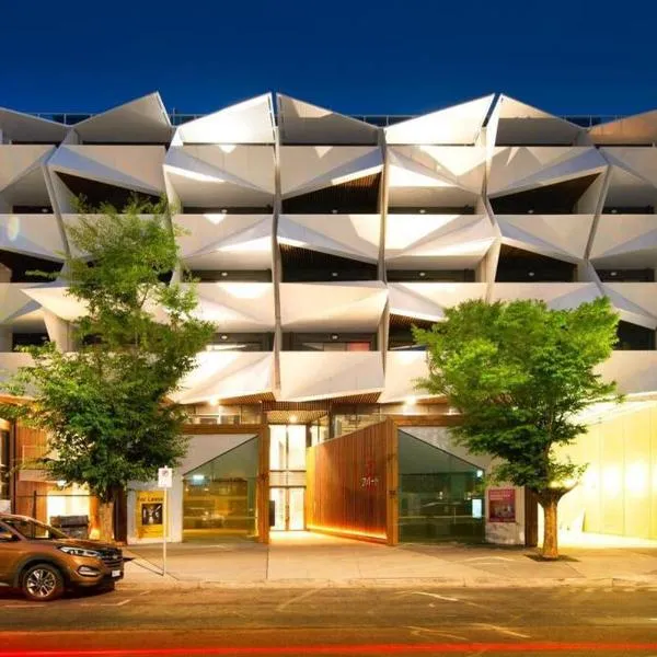Modern 2 BR Apartment at City with Free Parking, hotel in Canberra