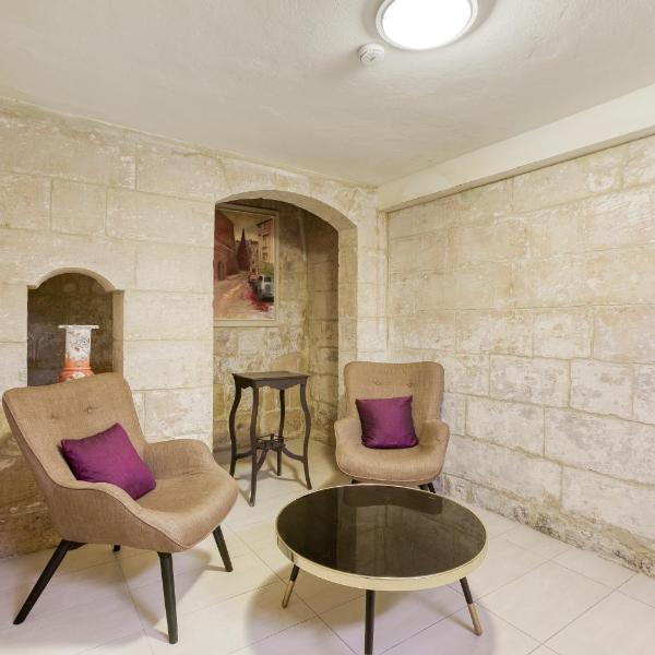 VLT214 - Charming Valletta Townhouse, Valletta