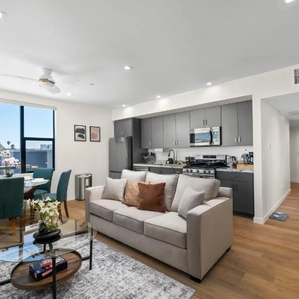 Modern 2 Bedroom King Bed EVCharger Pet-Friendly Balcony, hotel in San Diego