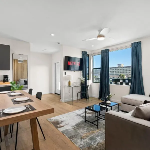Stylish 2 Bedroom King Bed EVCharger Pet-Friendly Balcony, hotel in San Diego